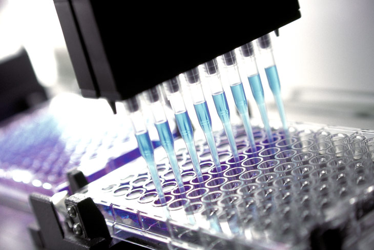 Лабораторно оборудване с пипети и проби, символизиращо научни изследвания и иновации.