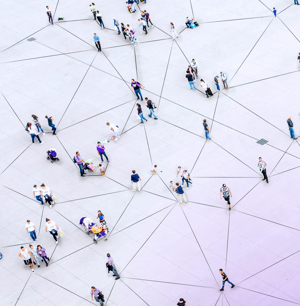 Въздушен изглед на хора, разпръснати по площ с геометрични линии, символизиращи социална свързаност и взаимодействие.